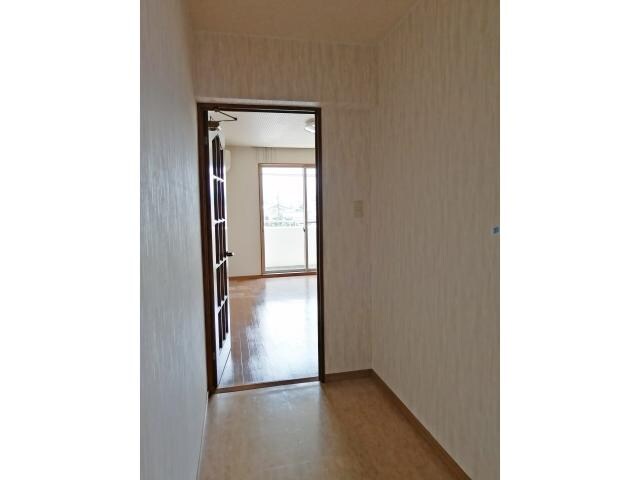 物件内観写真17　(玄関廊下から洋室)