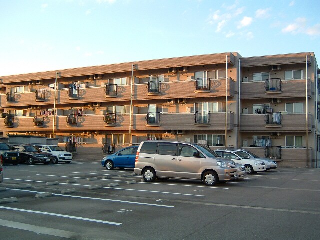 物件外観写真2　(広々な駐車場　融雪あり)