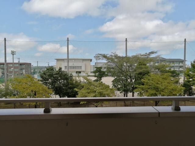 物件内観写真17　(玄関を出た風景)