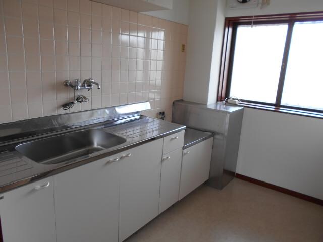 物件内観写真3　(明るいキッチン)