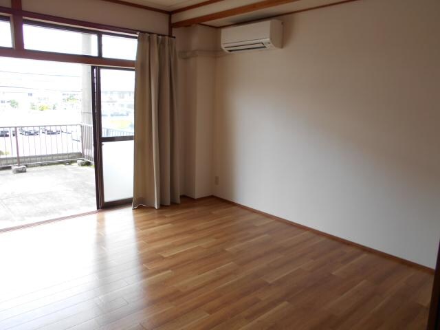 物件内観写真7　(広々ベランダ、エアコンNEW)