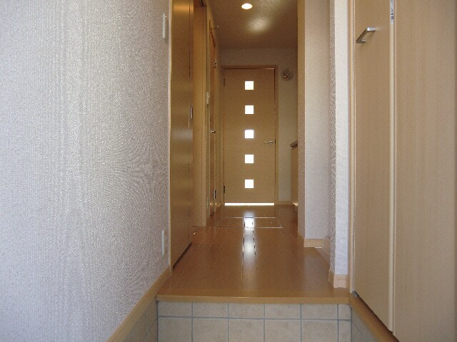 物件内観写真7　(玄関内部)