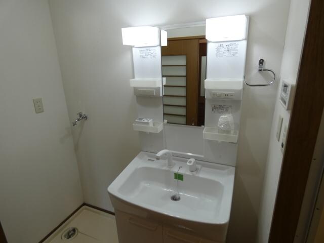 物件内観写真10　(シャワー洗面)