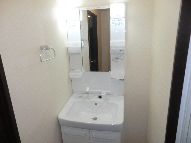 物件内観写真7　(シャワー洗面)