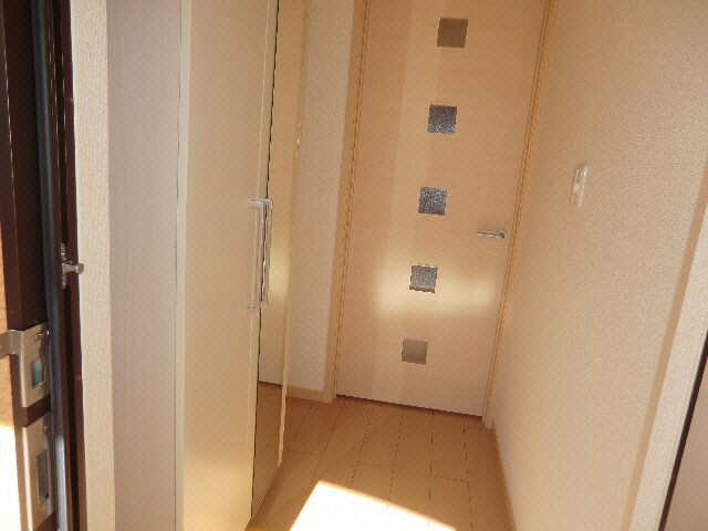 物件内観写真11　(玄関内部)