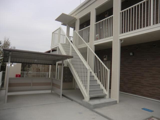 物件外観写真4　(駐輪場・エントランス)