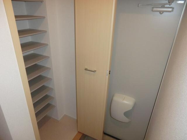 物件内観写真14　(玄関収納)