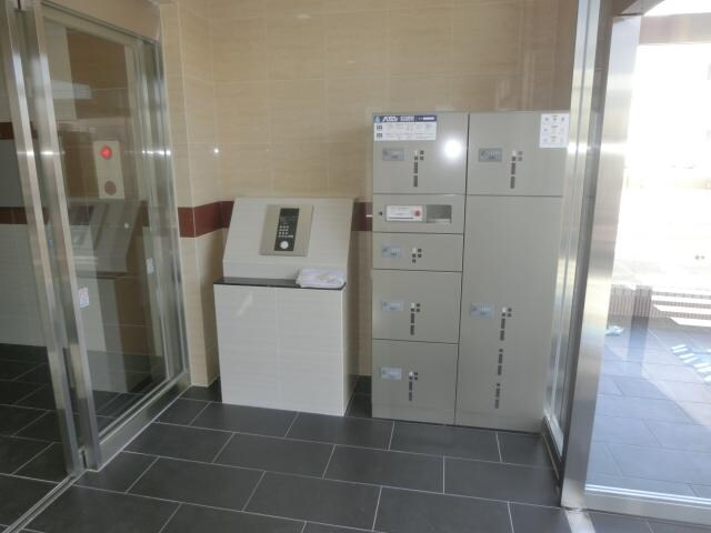 物件外観写真4　(宅配ロッカー)