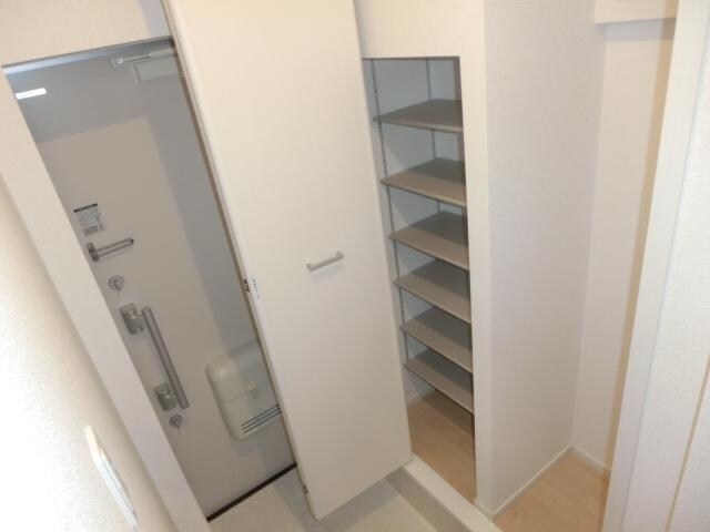 物件内観写真8　(玄関内部)