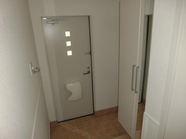 物件内観写真8　(玄関内部)