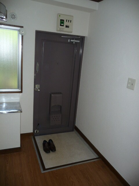 物件内観写真8　(玄関)