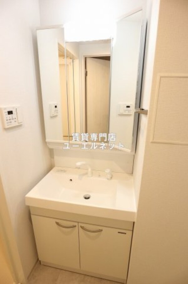 独立洗面台(清潔感のある洗面台)