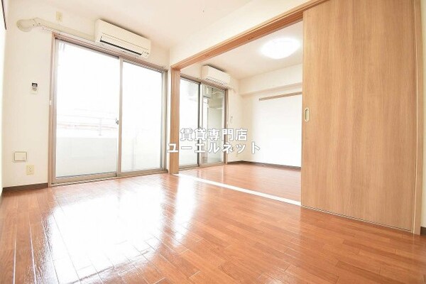 寝室(明るく開放感のある居室で、自分だけのくつろぎ空間を。)