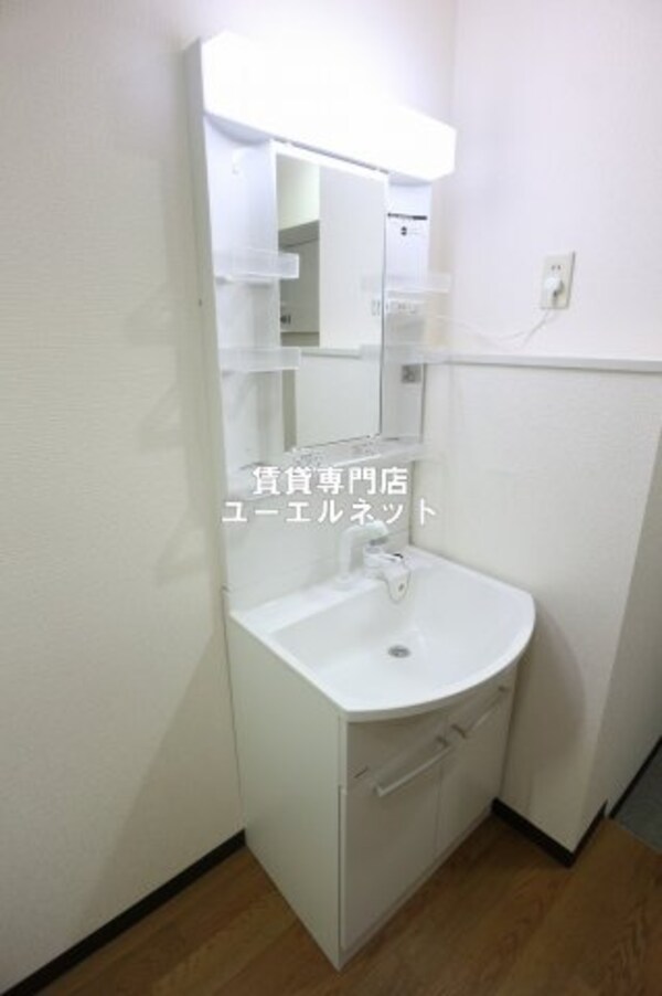 独立洗面台(清潔感のある洗面台)