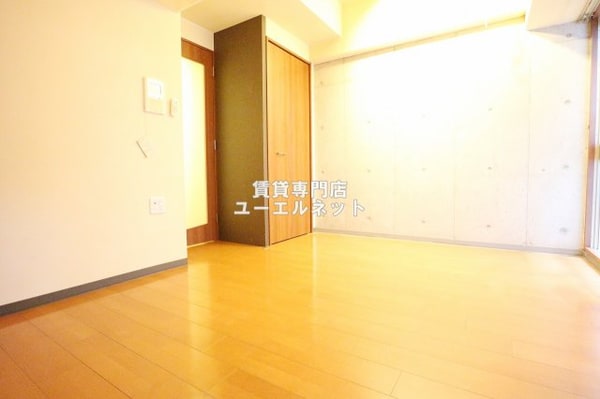 寝室(明るく開放感のある居室で、自分だけのくつろぎ空間を。)