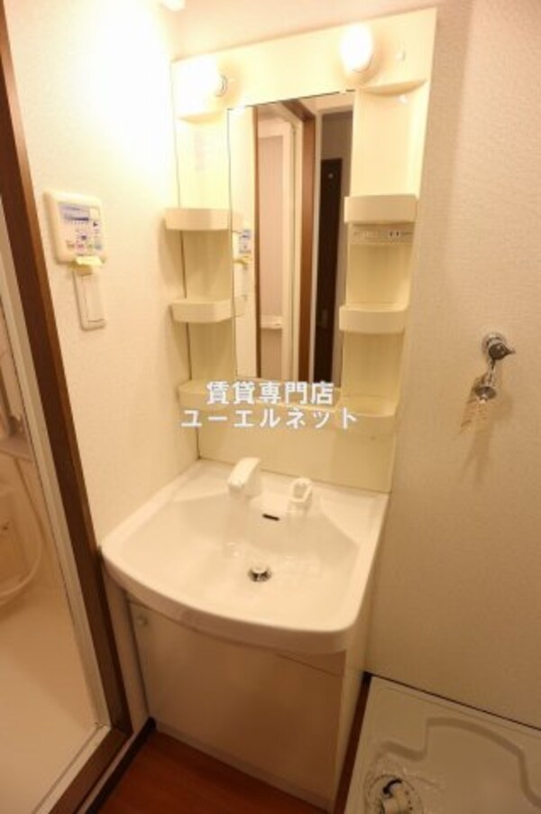 独立洗面台(清潔感ある独立洗面台で毎日気持ちよく♪)