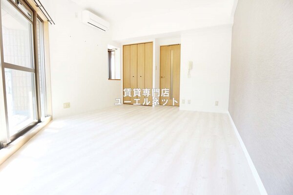 寝室(明るく開放感のある居室で、自分だけのくつろぎ空間を。)