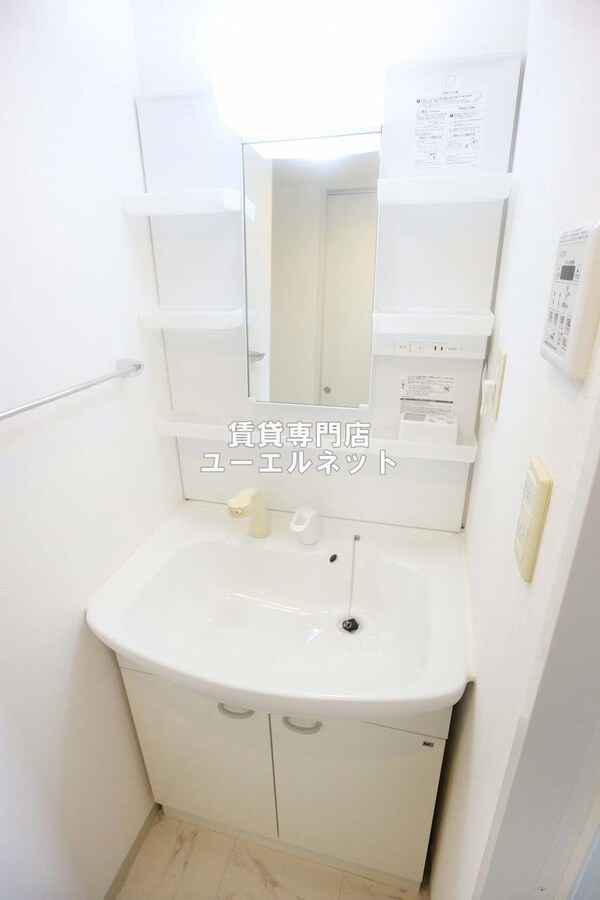 独立洗面台(清潔感のある洗面台)