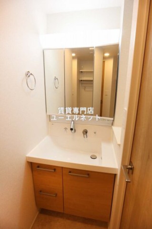 独立洗面台(清潔感ある独立洗面台で毎日気持ちよく♪)