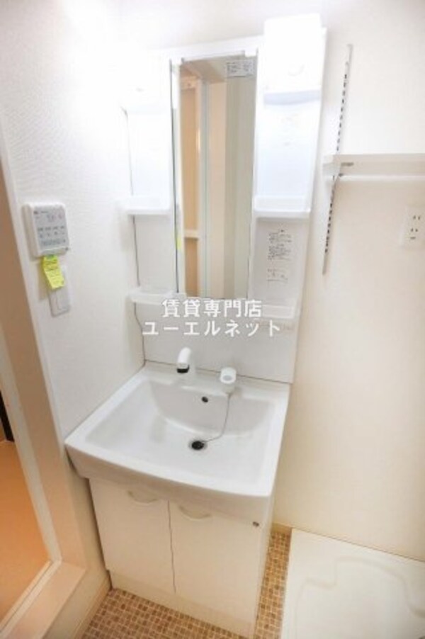 独立洗面台(清潔感ある独立洗面台で毎日気持ちよく♪)