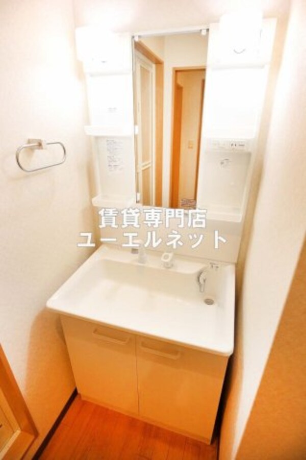 独立洗面台(清潔感のある洗面台)