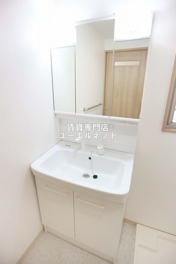 独立洗面台(清潔感のある洗面台)
