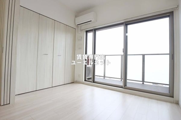 寝室(明るく開放感のある居室で、自分だけのくつろぎ空間を。)