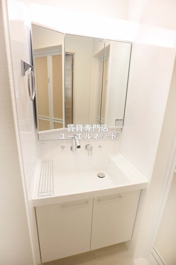 独立洗面台(清潔感ある独立洗面台で毎日気持ちよく♪)