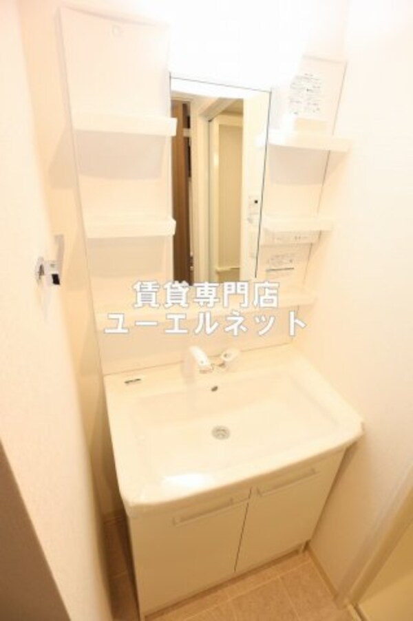 独立洗面台(清潔感のある洗面台)