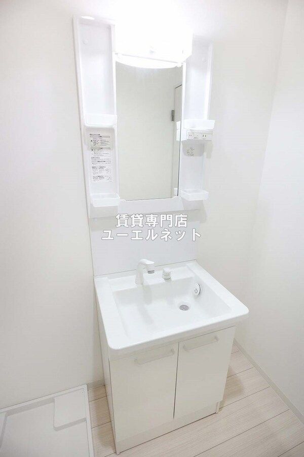 独立洗面台(清潔感ある独立洗面台で毎日気持ちよく♪)