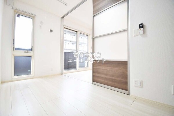 寝室(明るく開放感のある居室で、自分だけのくつろぎ空間を。)
