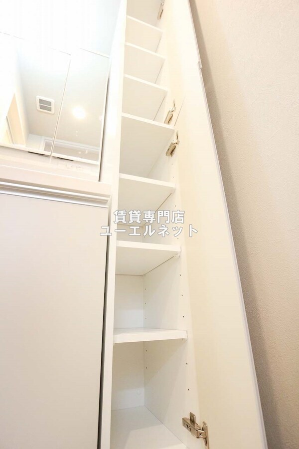 内装他(収納棚)