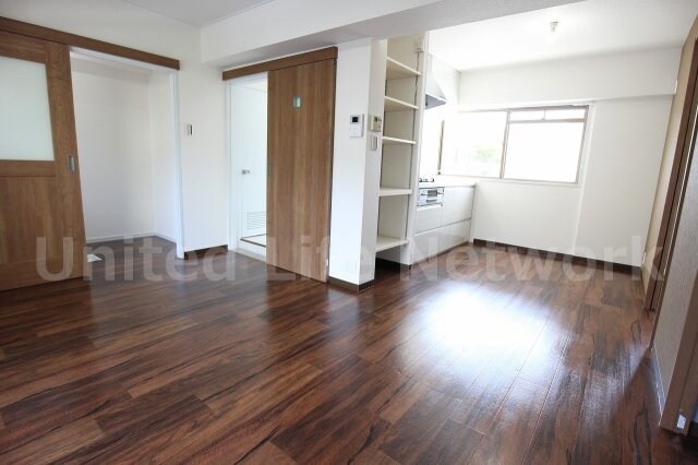 物件内観写真2　(ゆったりとくつろげる、落ち着きのある居室空間です)