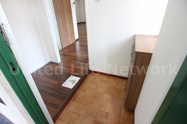 物件内観写真6　(住まいの顔ともなる玄関)