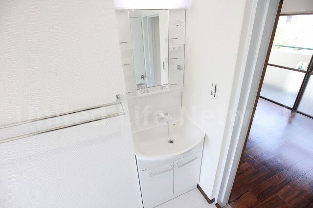 物件内観写真9　(清潔感ある独立洗面台で毎日気持ちよく♪)