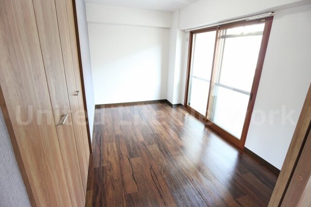 物件内観写真11　(明るく開放感のある居室で、自分だけのくつろぎ空間を。)