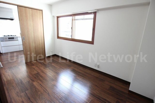 物件内観写真17　(明るく開放感のある室内)