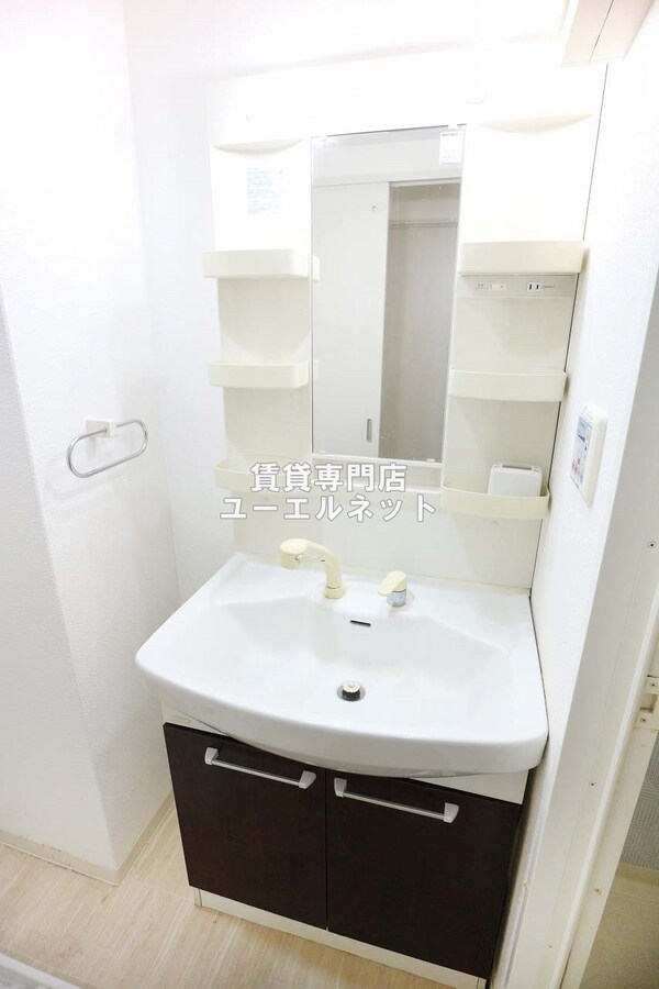 独立洗面台(清潔感ある独立洗面台で毎日気持ちよく♪)
