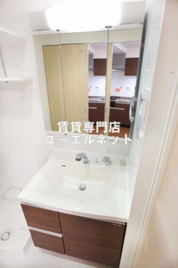 独立洗面台(清潔感のある洗面台)