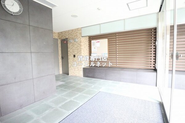 建物設備(シンプルで上品なエントランスが好印象)