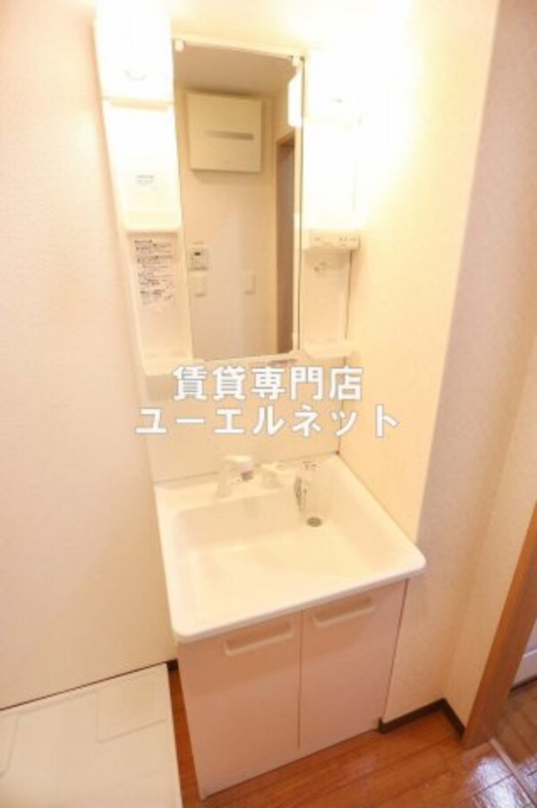 独立洗面台(清潔感のある洗面台)