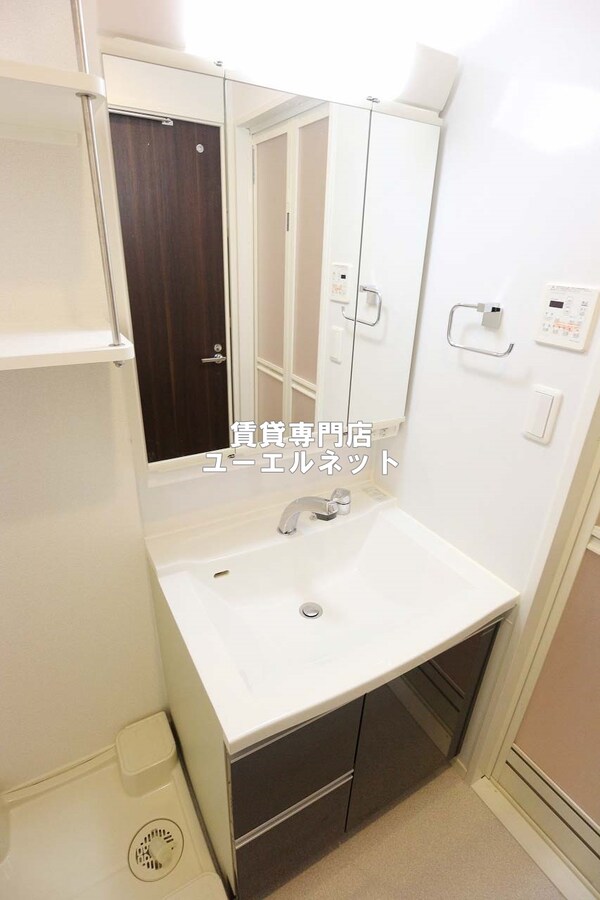 独立洗面台(清潔感のある洗面台)