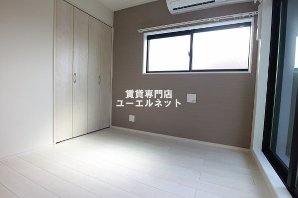 寝室(明るく開放感のある居室で、自分だけのくつろぎ空間を。)