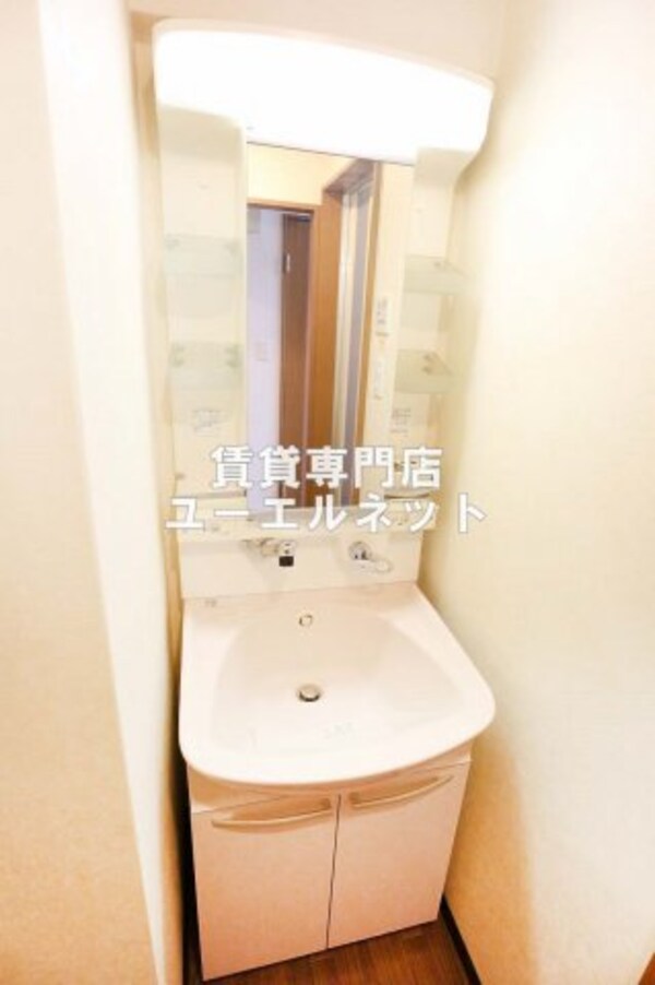 独立洗面台(清潔感のある洗面台)