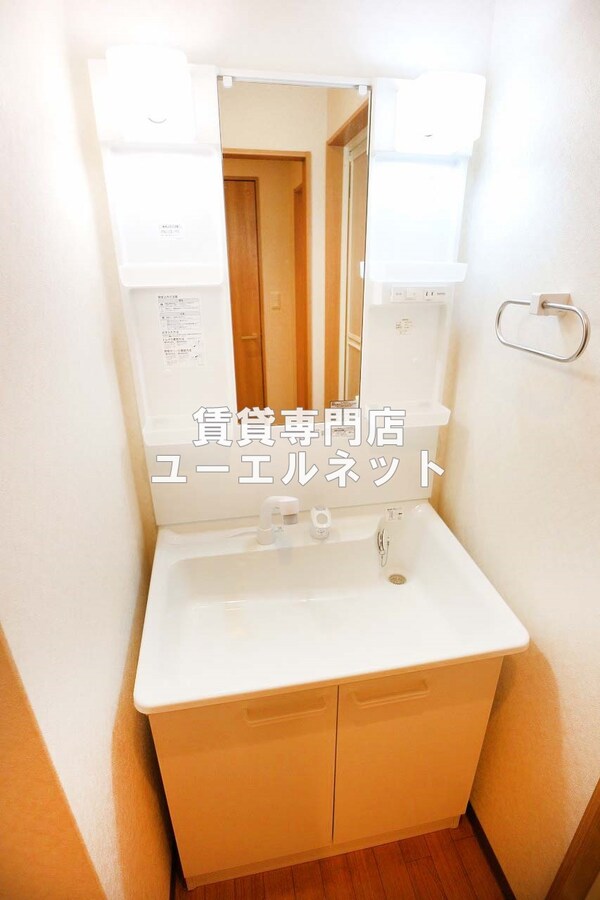 独立洗面台(清潔感のある洗面台)
