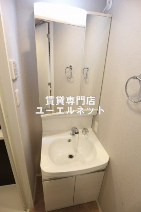 独立洗面台(清潔感のある洗面台)