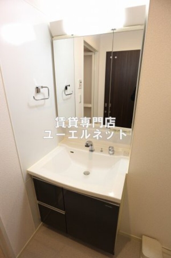 独立洗面台(清潔感のある洗面台)