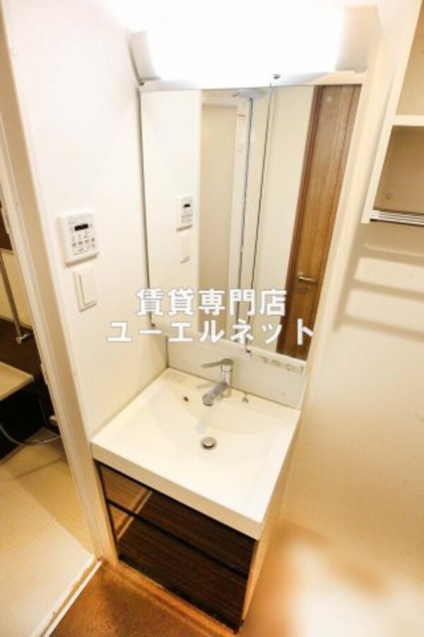 独立洗面台(清潔感のある洗面台)