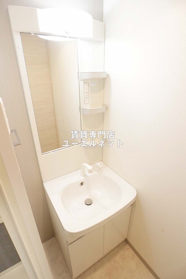 独立洗面台(清潔感ある独立洗面台で毎日気持ちよく♪)