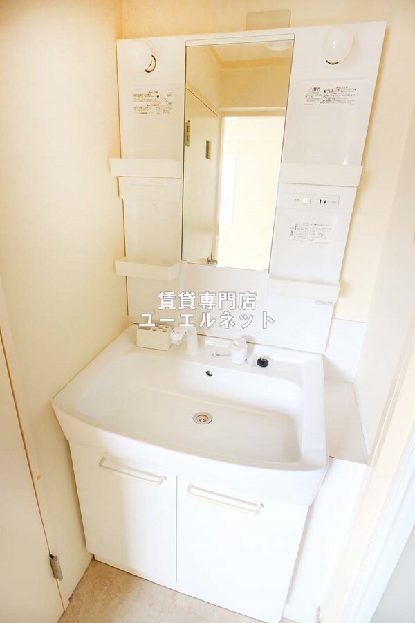 独立洗面台(清潔感のある洗面台)